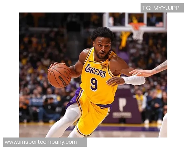 字母哥身穿老詹赠送的23号球衣入更衣室布朗尼球衣成新亮点