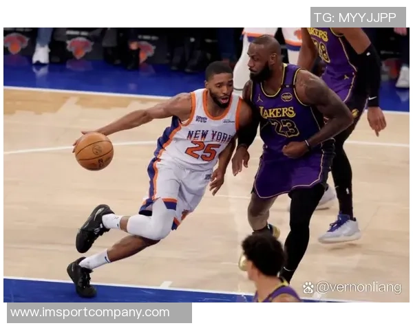 布克第三节火力全开13投7中狂砍19分助攻带领球队缩小分差至个位数